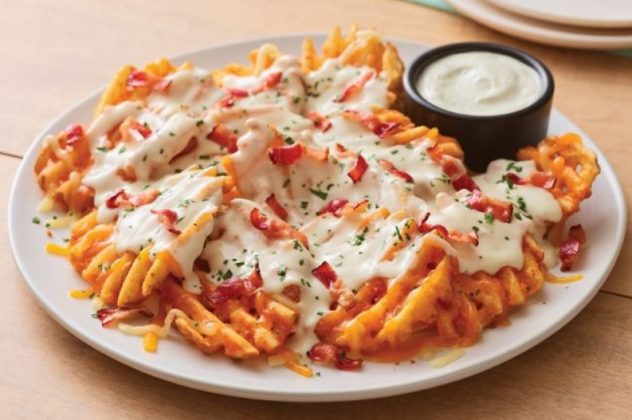 new-brew-pub-loaded-waffle-fries-arrive-at-applebee-s-the-fast-food-post